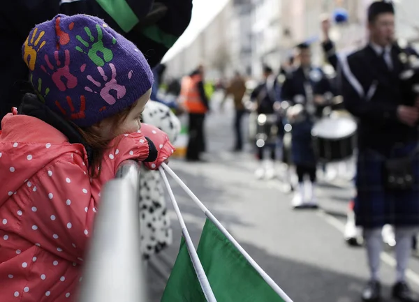 Alt geçit töreni izliyor 