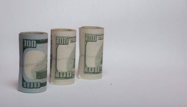 Para, beyaz bir arka plan metni için bir yer olarak vurgulanmış bir rulo