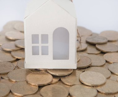 Sikke yığını Mini ev. Yatırım amaçlı gayrimenkuller kavramı. Konut kredi