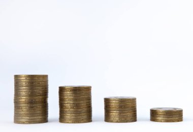 Beyaz arka plan üzerinde büyüyen para yığınları. Finansal büyüme, para tasarrufu, İş Finans zenginlik ve başarı kavramı
