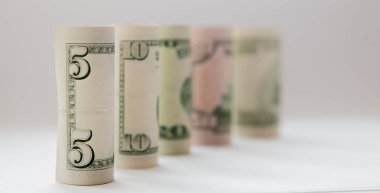 Para, beyaz bir arka plan metni için bir yer olarak vurgulanmış bir rulo