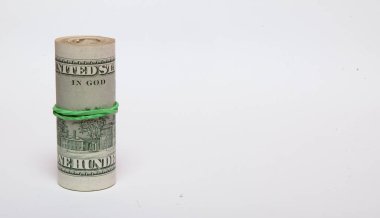 Para, beyaz bir arka plan metni için bir yer olarak vurgulanmış bir rulo