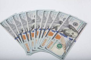 100 dolarlık banknotlar izole beyaz arka plan üzerinde