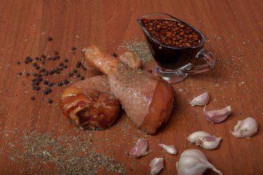 Tavuk çiğ karides eti ahşap sunta, tavuk, tuz, Roma, fesleğen, sarımsak, biber, soya sosu gri bir arka plan üzerinde için baharat