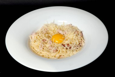 İtalyan mutfağı, yumurta kesesi, spagetti, siyah bir zemin üzerine karbonat Yapıştır