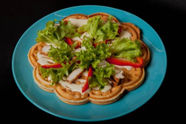 Kahvaltıda siyah bir arka plan ile tavuk fileto, ev yapımı Belçika waffle