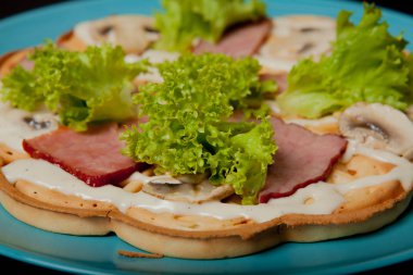 kahvaltıda siyah bir zemin üzerine jambon gofret