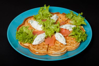 Siyah bir arka plan günü kahvaltıda somon ile doğrayın