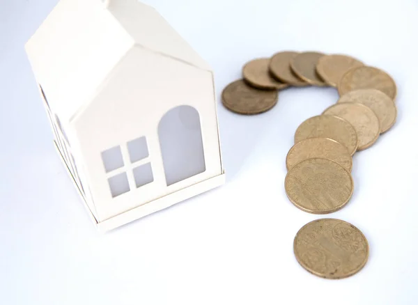 Mini huis op stapel van munten. Concept van beleggingen in onroerend goed. Huisvesting op krediet — Stockfoto