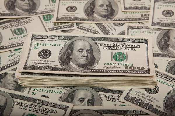 Stapel dollars tegen de achtergrond van geld — Stockfoto