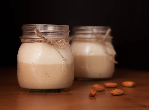 Köstliches Dessert in einem Glas auf schwarzem Hintergrund — Stockfoto