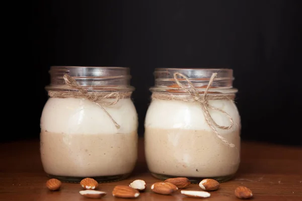 Köstliches Dessert in einem Glas auf schwarzem Hintergrund — Stockfoto