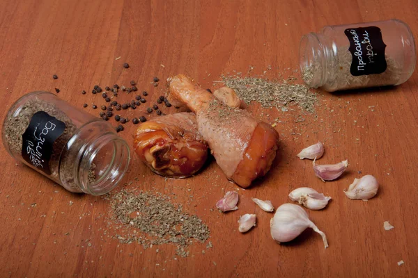 Hühnchen rohes Garnelenfleisch auf einer Holzspanplatte, Gewürze für Huhn, Salz, römisch, Basilikum, Knoblauch, Pfeffer, Sojasauce auf grauem Hintergrund — Stockfoto