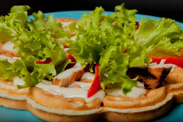 Kahvaltıda siyah bir arka plan ile tavuk fileto, ev yapımı Belçika waffle