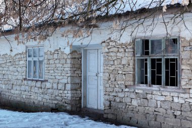 Eski taş duvarda beyaz izole edilmiş bir ev..