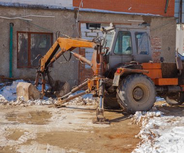 Kar temizleme traktörü işten sonra bir şehir caddesinde park halinde.
