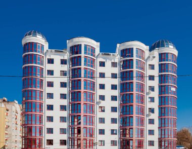 sokakta Ukrayna'nın eski ve yeni binalar. eski evlerin arasında gökyüzü arka plan üzerinde yeni bina