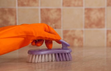 yüzeye fırça elinde mendil