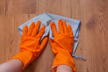 Bir kadının elleri kullanma mavi paçavra ahşap zemin silin