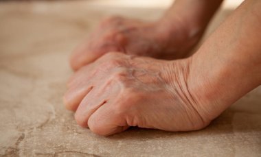 wmarble arka plan, metin için yer üzerinde bir womans eller