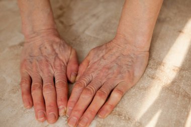 wmarble arka plan, metin için yer üzerinde bir womans eller