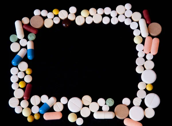 Quadro de pílulas em um fundo escuro com espaço livre para texto, vista superior — Fotografia de Stock