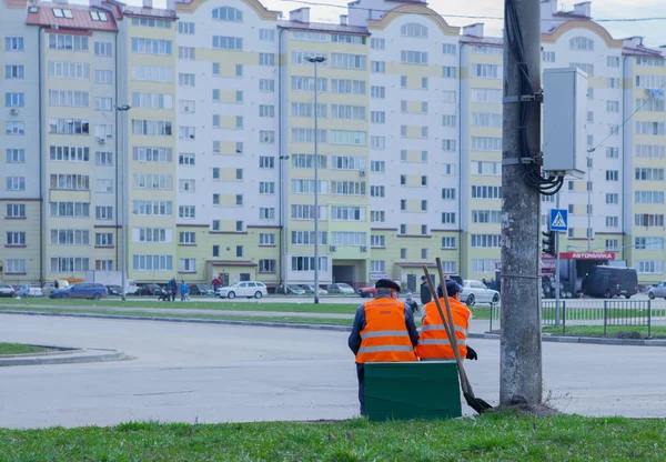 イヴァーノ = フランキーウシク, ウクライナ-2018 年 4 月 3 日: 自治体労働者は、イヴァーノ = フランキーウシク路上の残りを持っています。 — ストック写真
