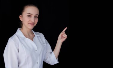 Genç bir fikri doktor önden görünümü siyah bir arka plan. Metin alanı gösterilen doktor