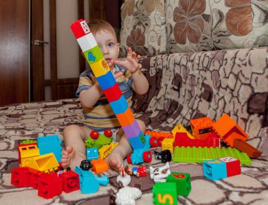 Tatlı küçük çocuk Kulesi evde küpleri oluşturma