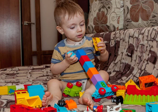 Słodki chłopczyk, budowanie wieży z modułów w domu — Zdjęcie stockowe