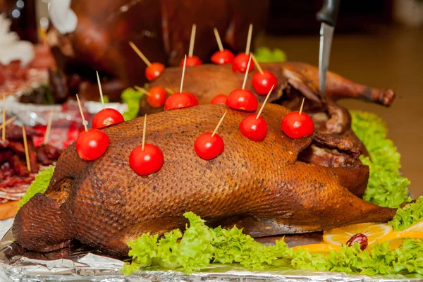 Гарнир жареная индейка на праздничном столе украшенные помидоры — стоковое фото