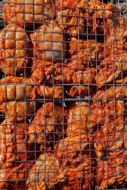 Artalanları olarak açık alev üzerinde pişirme et sulu dilimleri