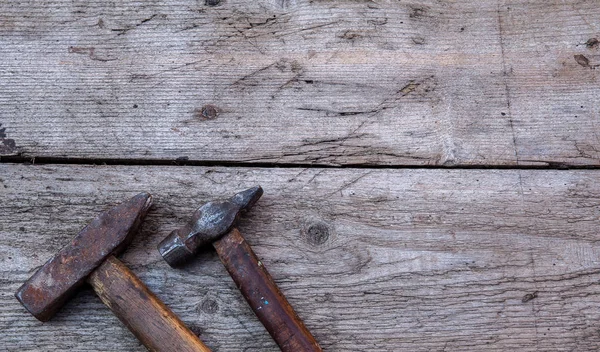 老式的手工锤子老式工具是在旧的木桌上 复制空间 — 图库照片