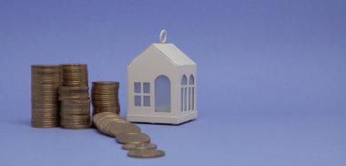 Makine modeli ve mor bir arka plan üzerinde bir çubuk grafik şeklinde paralar ile ev gri. Kredi, tasarruf, satış, kira mülkiyet kavramı