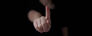 Sanal arabirim düğmesini kopya alanı ile koyu arka plan üzerinde dokunmadan iş kadını