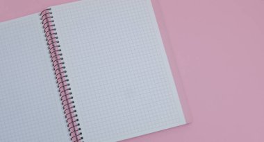 Pembe arka plan üstünde defter