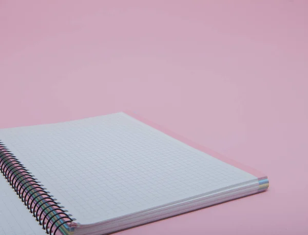 Cuaderno sobre fondo rosa — Foto de Stock