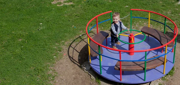 Het kind is het berijden van een carrousel, een weergave van bovenaf — Stockfoto