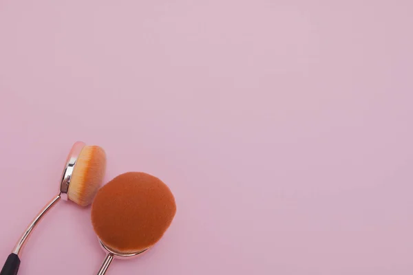 Conjunto de escovas ovais para maquiagem em fundo rosa — Fotografia de Stock