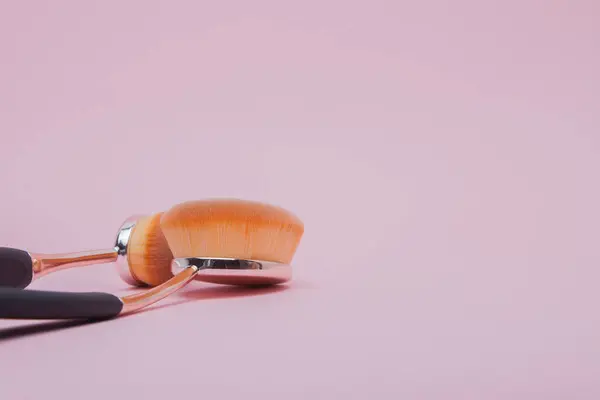 Set de cepillos ovalados para maquillaje sobre fondo rosa — Foto de Stock