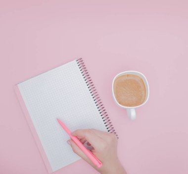 Kadın el not defterindeki boş pembe arka plan üzerinde yazı ile instagram ve iş kavramı