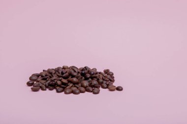kahve çekirdekleri bir pembe arka plan boş alan için sağdaki yazıt
