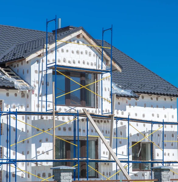 Außendämmung von Gebäudefassade und Wänden im Bau — Stockfoto