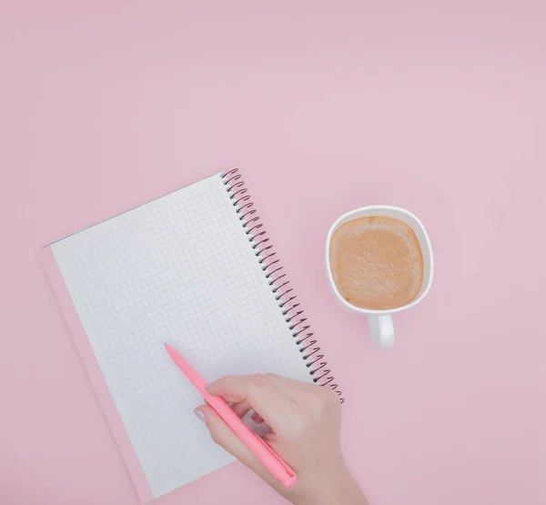 Nők kézzel írás a levelemet könyv üres a rózsaszín háttér, instagram és üzleti koncepció — Stock Fotó