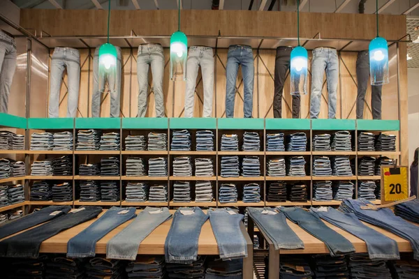 Jeans Byxor Butikshyllan Blå Jeans Denim Kollektion Jeans Staplade — Stockfoto