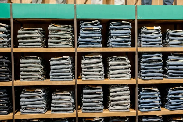 Pantalones Vaqueros Estante Tienda Azul Jeans Denim Colección Jeans Apilados — Foto de Stock