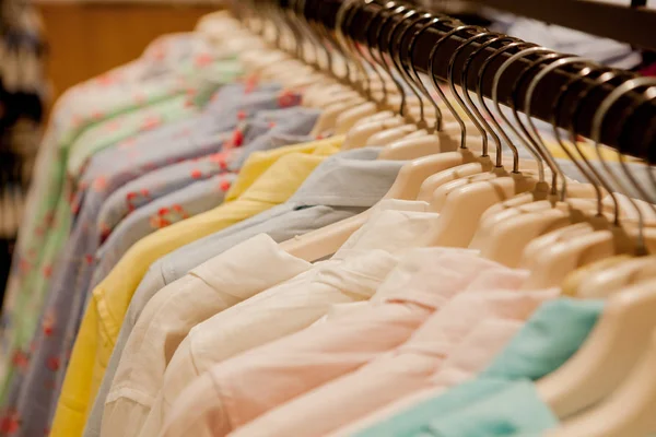 零售商店的衣架上有五颜六色的女式衬衫 时尚与购物理念 — 图库照片