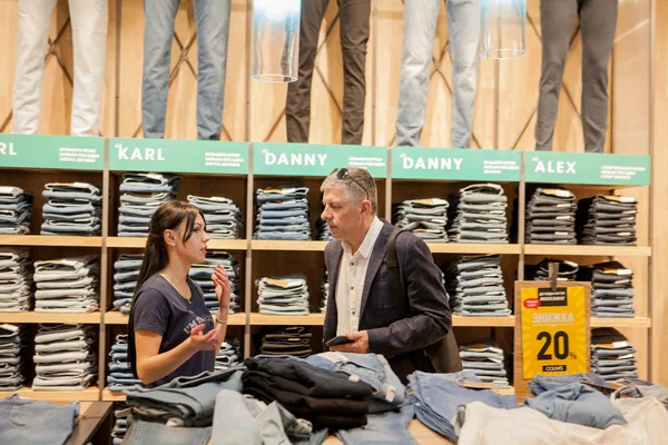 Ivano Frankivsk Ukraina April 2018 Säljaren Säljer Jeans Butiken — Stockfoto