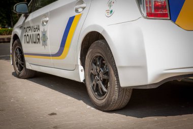 Yaz günü parkta polis araba