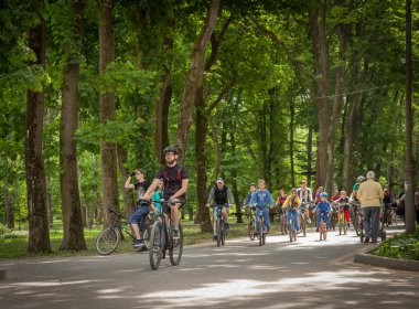 Ivano-Frankivsk, Ukrayna-5 Mayıs 2018: Bisikletçiler yolculuk şehir ve park sokaklarında. Bisiklete binmek için şehir gün